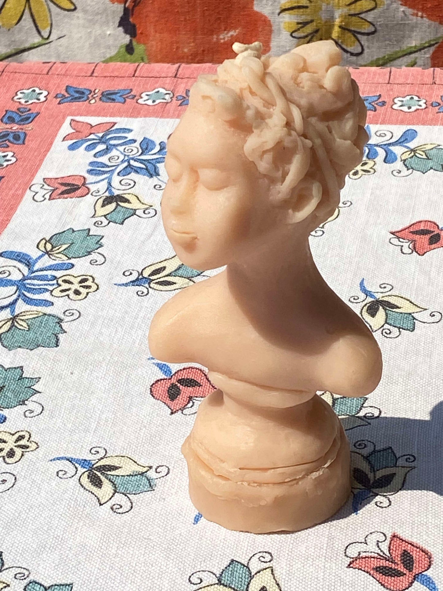 SMITH BOWEN - LARGE PALE PINK BUST CANDLE