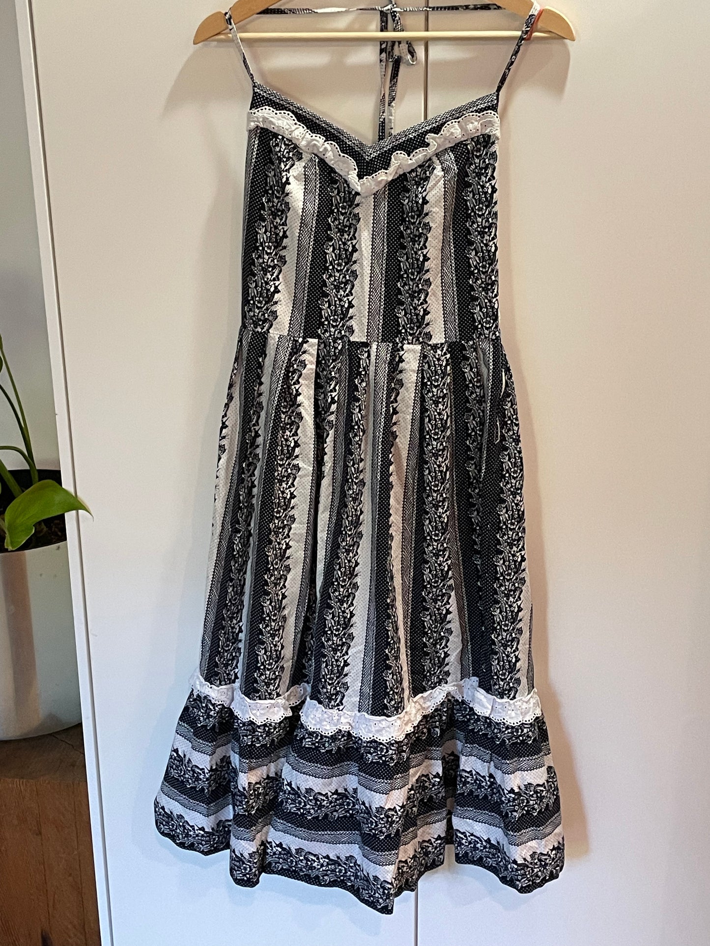 PEARLE closet - Vintage black and white floral halter dress
